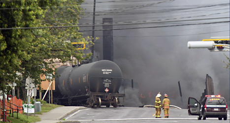Det blev en stor brand när ett tåg fullt av olja exploderade i Kanada. Foto: Paul Chiasson, The Canadian Press/AP 