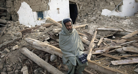 Mannens hus förstördes i jordbävningen i sydvästra Pakistan. Foto: Emilio Morenatti/Scanpix.