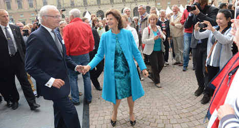 Kungen och drottningen dansar på borggården vid slottet i Stockholm. Foto: Fredrik Sandberg/Scanpix.