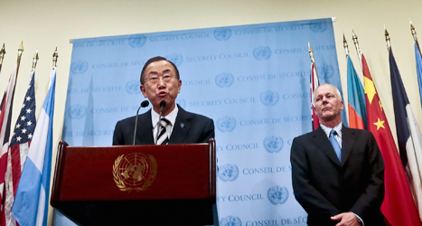 FN-chefen Ban Ki-moon tillsammans med FNs vapenkontrollant Åke Sellström. Foto: Bebeto Matthews/Scanpix.