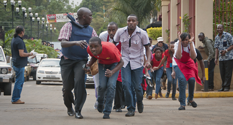 Några människor lyckas fly ut ur varuhuset där terroristerna är. Foto: Jonathan Kalan/Scanpix.