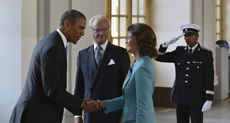 Barack Obama hälsar på drottning Silvia och kungen ser på. Foto: Anders Wiklund /Scanpix