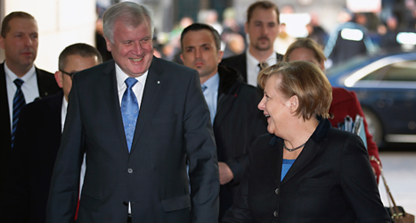 CDUs ledare Angela Merkel pratar med Socialdemokraten Horst Seehofer. Foto: Michael Sohn/TT.