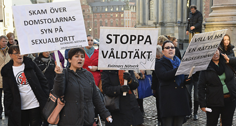 Kvinnor demonstrerade utanför domstolen Svea hovrätt på måndagen. Foto: Anders Wiklund /TT.