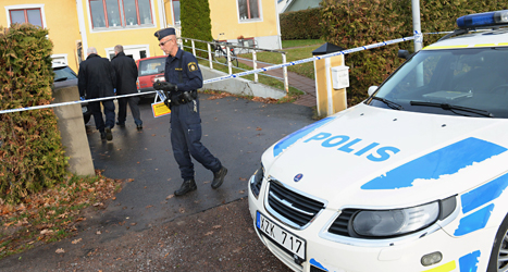 Poliser är på plats i Ljungsbro där en kvinna och en pojke dödades i helgen. Foto: Jonas Ekströmer/TT.