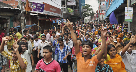 Arbetare i landet Bangladesh demonstrerar för högre löner. Foto: AP/TT.