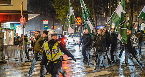 Nazisternas demonstration vaktas av poliser. Foto: Jessica Gow/TT.