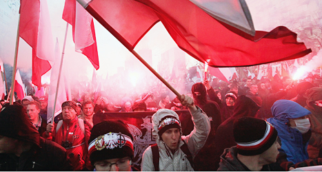 Människor demonstrerar i Polens huvudstad Warzawa. Foto: Czarek Sokolowski/TT.