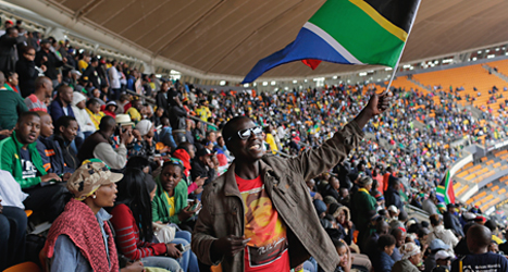 Fullt med folk som vill hedra minnet av Sydafrikas ledare Nelson Mandela. Foto: Evan Vucci/TT.