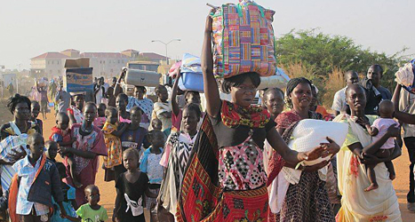 Många människor har sökt skydd hos FN i huvudstaden Juba.
Foto: Rolla Hinedi/AP/TT.