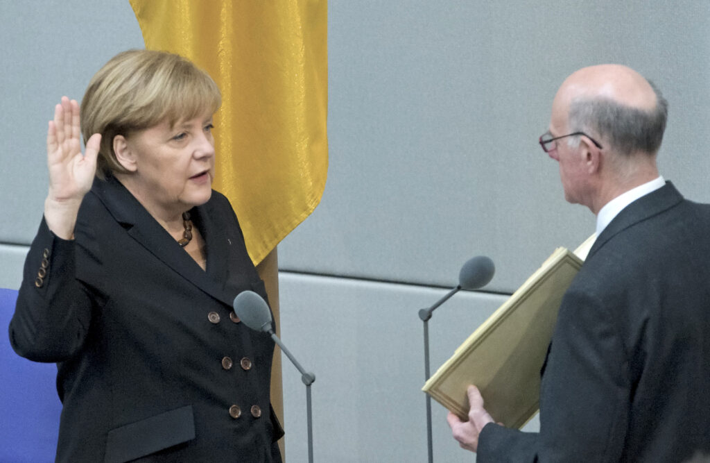 <br />Tysklands ledare Angela Merkel får fortsätta. Foto: Jens Meyer/TT