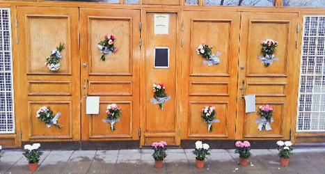 Blommor vid Stockholms moské på Södermalm. Foto: TT
