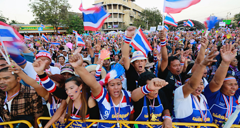 Människor protesterar i Thailands huvudstad Bangkok. Foto:
Wason Wanichakorn/TT.