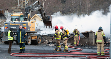 brandmän arbetar med att släcka branden i Laerdal.
Foto: Marit Hommedal/NTB/TT.