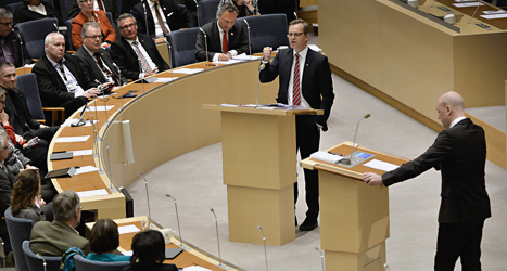 Socialdemokraternas Mikael Damberg debatterar med statsminister Fredrik Reinfeldt.<br />Foto Anders Wiklund/TT