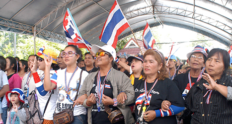 Regeringens motståndare hindrade folk från att rösta i valet i Thailand.
De ställde sig i vägen och hindrade tusentals människor från att rösta.
Foto: Wally Santana/TT.