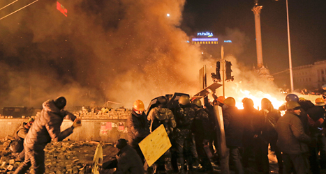 Bränder lyste upp natten i Kiev när poliser och demonstranter slogs. Foto: Efrem Lukatsky /TT