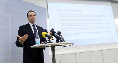 Finansminister Anders Borg berättar om regeringens planer på att sänka bidragen till studenterna. Foto: Bertil Enevåg Ericson /TT