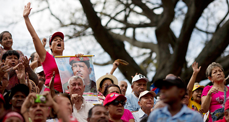 Människor har samlats i Venezuelas huvudstad Caracas för att visa att de håller med regeringen. Foto: Rodrigo Abd /AP /TT. 