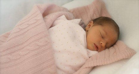 Så här prinsessan Leonore ut. Det är den första bilden på henne som visas. Foto: Prinsessan Madeleine /Kungahuset.se