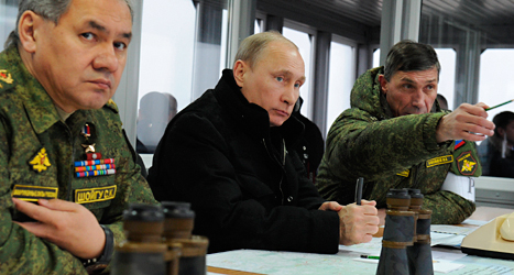 Rysslands ledare Vladimir Putin tillsammans med några ryska militärer.
Foto: AP/TT.