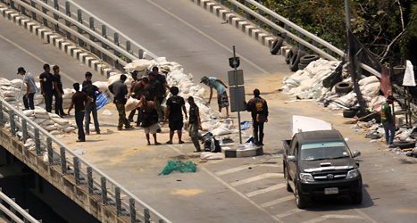 Folk städar upp efter demonstrationerna i Bangkok. Foto: Apichart Weerawong/TT.