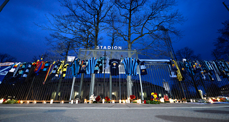 Människor har tänt ljus för för att minnas och sörja den dödade fotbollssupportern. Foto: Anders Wiklund/TT
