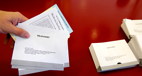 När du röstar på ett parti lägger du partiets valsedel i ett kuvert. Foto: TT