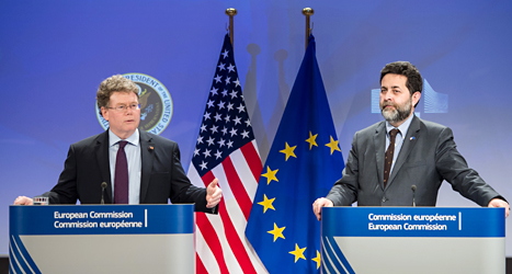 Förhandlare från USA och EU pratar om det nya avtalet. Foto: AP /TT