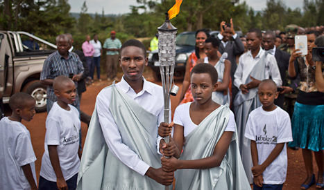 För 20 år sedan var det ett folkmord i Rwanda. Nästan en miljon människor dödades. Nu lovar landets folkgrupper att hålla fred. Facklan är en symbol för freden. Foto: Ben Curtis/TT.