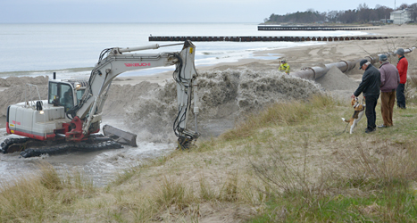 Sand sprids ut på stranden Ystad Saltsjöbad. Foto: Johan Nilsson/TT.