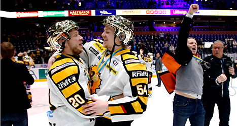 Skellefteås spelare jublar över SM-guldet i ishockey. Foto:
Linn Malmén/TT.
