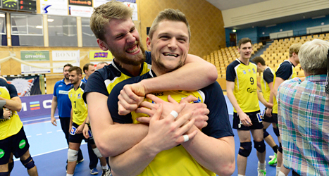 Falkenbergs spelare jublar över SM-guldet i volleyboll. Foto: Pontus Lundahl/TT.