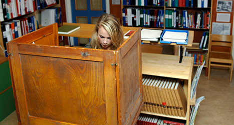 En flicka röstar i skolan innan valet till Sveriges riksdag år 2006. Foto: SvD/TT