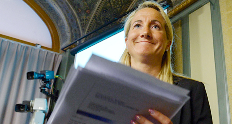 Moderaten Cecilia Widegren berättar att försvaret ska få extra pengar. Foto: Bertil Ericson/TT.