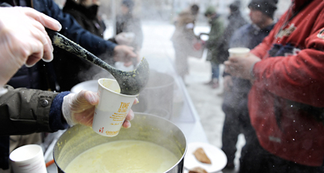 Soppa till de hemlösa på Södermalm i Stockholm. Foto: Erik Mårtensson/TT. 