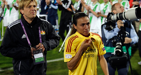 Marta och Tyresös tränare lämnar arenan efter förlusten mot Wolfsburg i Champions League. Foto: Francisco Seco/TT.