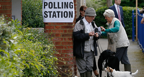 Människor i staden Cudham i Storbritannien ska rösta. Foto: AP/TT.