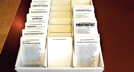 Partiernas valsedlar finns i lokalen där du röstar. Foto: TT