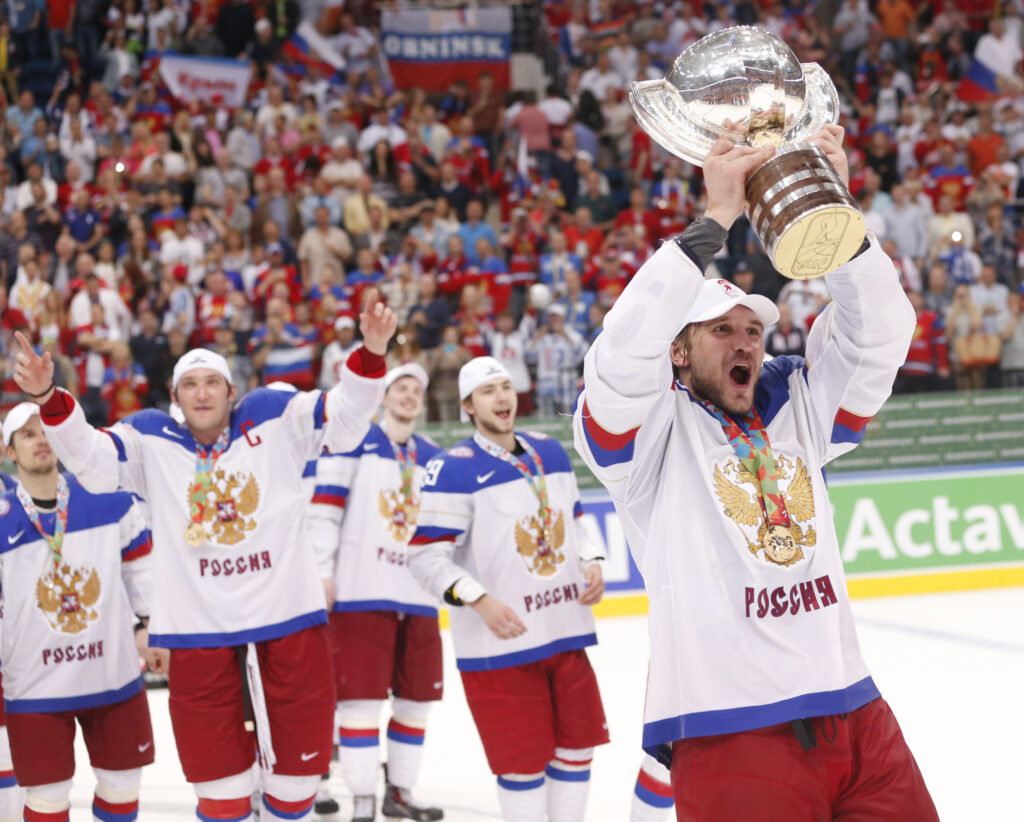 Ryska spelare firar VM-guldet i ishockey. Foto: TT
