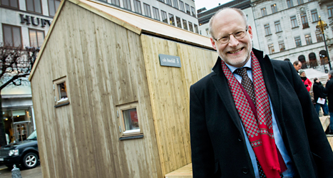 Bostadsminister Stefan Attefall framför den nya sortens hus. Foto: Claudio Bresciani /TT
