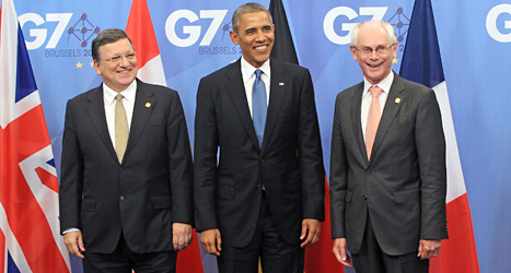 USAs president Barack Obama hälsas välkommen till Bryssel av EUs ledare José Manuel Barroso och Herman van Rompuy. Foto: Yves Logghe /TT