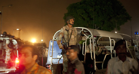 En pakistansk soldat vid flygplatsen i Karachi. Foto: Shakil Adil/TT.