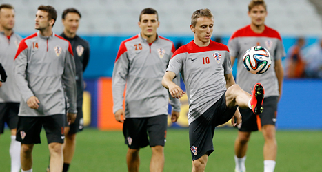 Luka Modric och hans lagkompisar i Kroatien tränar inför matchen mot Brasilien i fotbolls-VM. Foto: Kirsty Wigglesworth/TT.