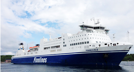Färjan Finneagle körde på en klippa i havet i hamnen i Kapellskär. 
Foto: Kustbevakningen/TT.