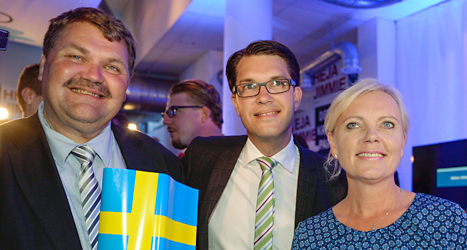 Sverigedemokraternas ledare Jimmie Åkesson med partiets EU-politiker Peter Lindgren och Kristina Winberg. Foto: TT
