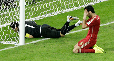 Den spanska spelaren Sergio Busquets deppar sedan Chile gjort mål. Foto: Christophe Ena/TT