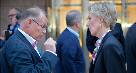 Janne Rudén i facket pratar med Beata Hammarskiöld 
som är chef för företagarnas organisation Almega. Foto: Henrik Montgomery/TT.
