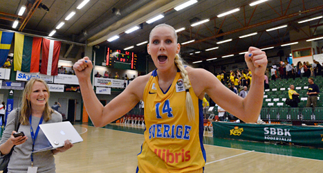 Sveriges Louice Halvarsson var en av de bästa svenska spelarna i EM-kvalet i basket. Foto: Bertil Ericson/TT.