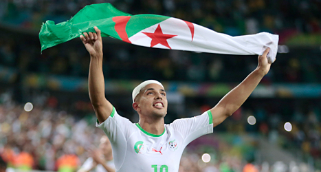 Sofiane Feghouli i Algeriet jublar över segern mot Ryssland i fotbolls-VM. Foto: Ivan Sekretarev/TT.